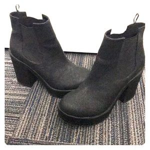 DIVIDED Chunky Cleated Heel Chelsea Boots